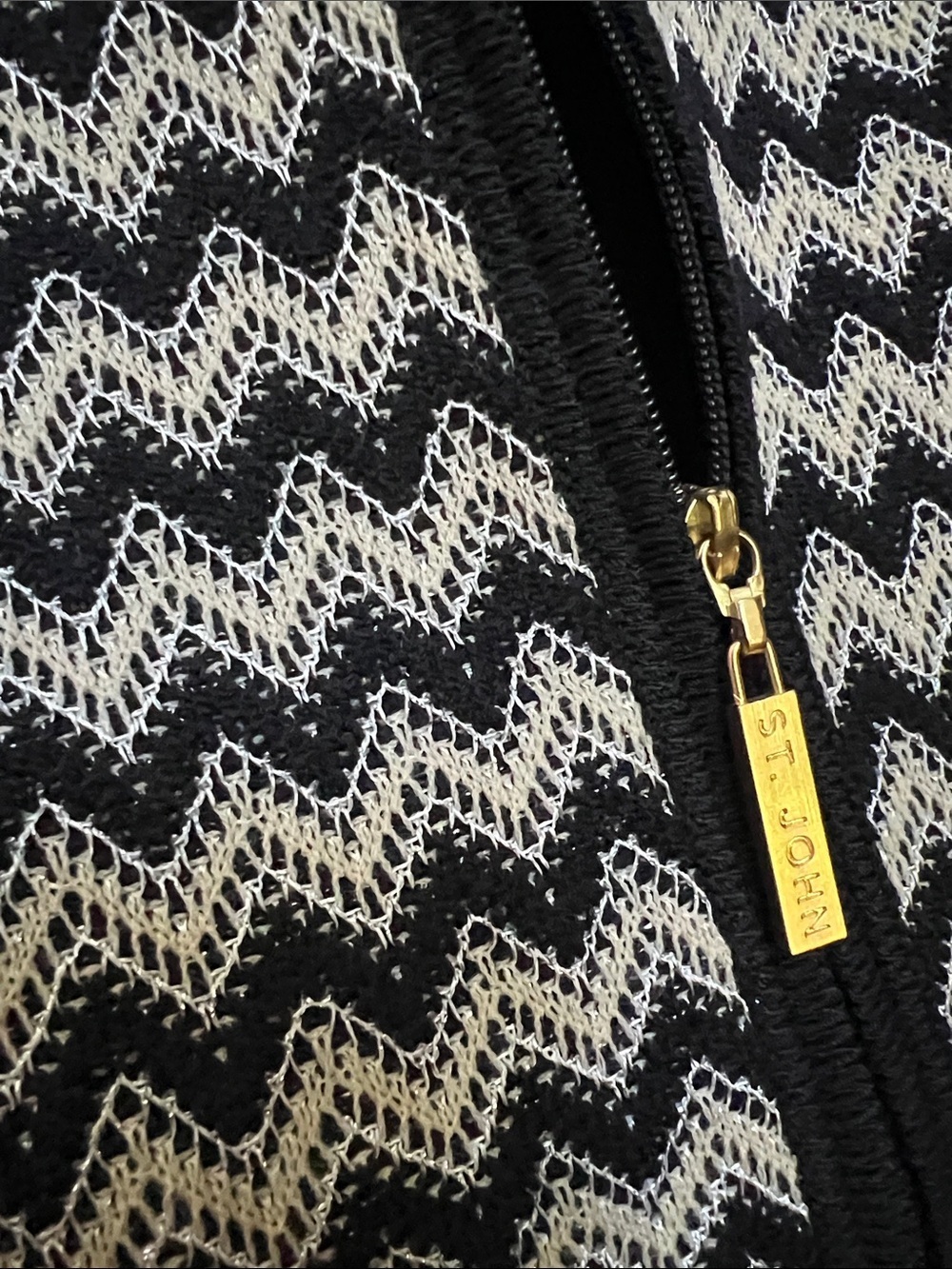 St John Nordstrom Black & White Zigzag Zip-Front Knit Jacket - Picture 2 of 12